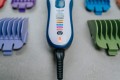 Wygodne ładowanie akumulatorowej maszynki Wahl Color Pro Cordless zapewniającej 60 minut pracy.