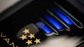 Trzystopniowy wskaźnik LED informujący o poziomie baterii w bezprzewodowej golarce fryzjerskiej Wahl.